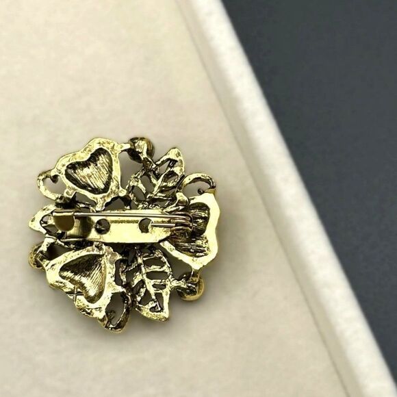 Yellow Gold with Emerald and Peridot Green Crystal Floral Leaf Pin Back Brooch - Picture 6 of 7